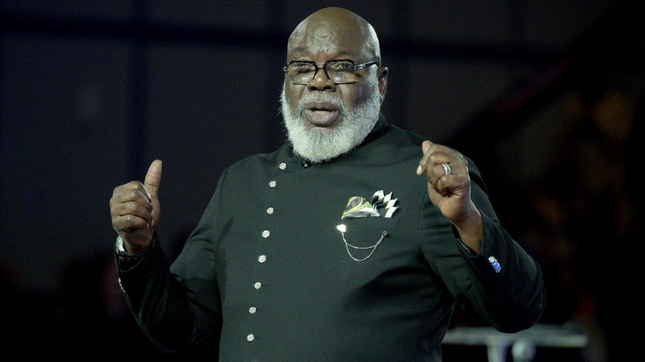 Bishop T.D. Jakes suffers health incident after Sunday service Bishop T.D. Jakes suffers health incident after Sunday service