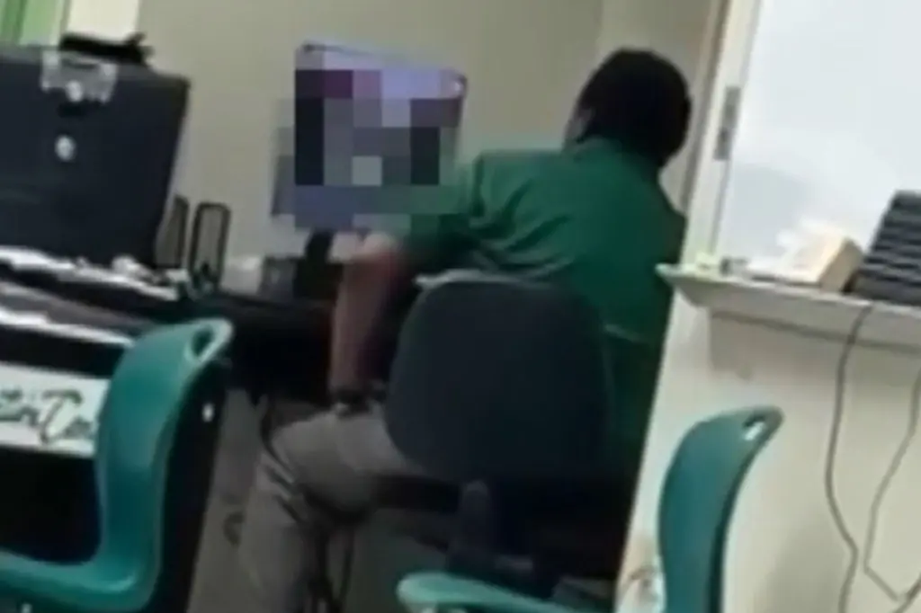 Florida HS football coach caught watching p3rn in classroom Florida HS football coach caught watching p3rn in classroom