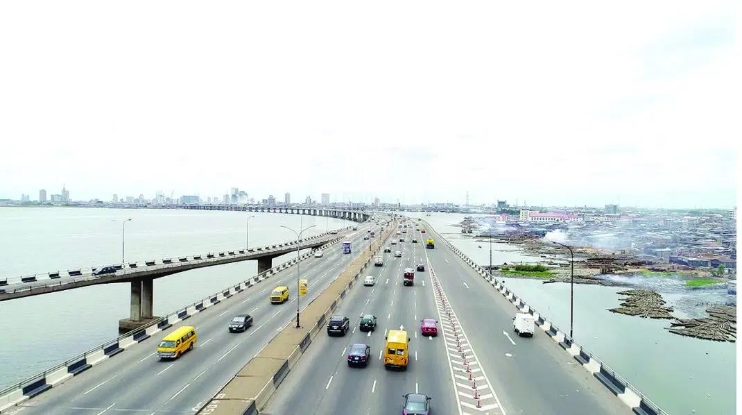 One dead, five hospitalized in Third Mainland Bridge auto crash One dead, five hospitalized in Third Mainland Bridge auto crash