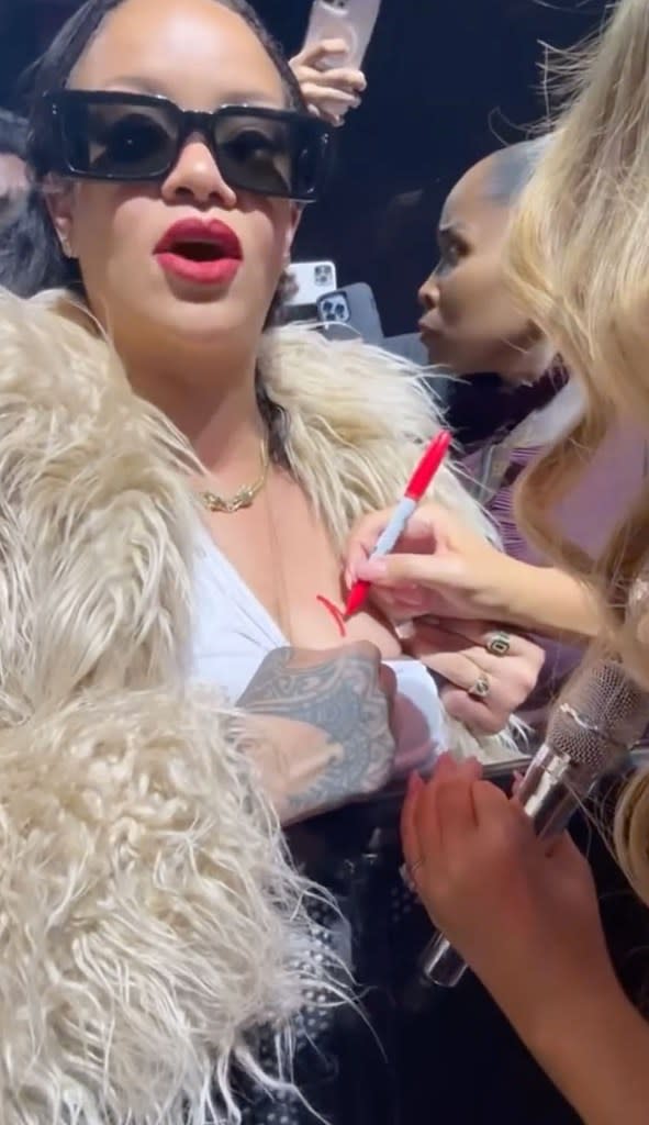 Mariah Carey signs Rihanna’s bre.ast 