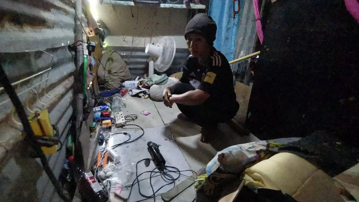 Dad-of-three electrocuted to de.ath after trying to warm himself with hairdryer Dad-of-three electrocuted to de.ath after trying to warm himself with hairdryer