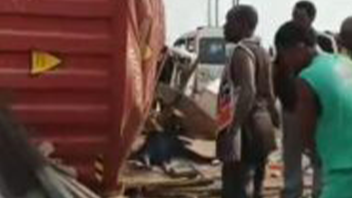 Truck crashes into shuttle bus in Anambra Truck crashes into shuttle bus in Anambra