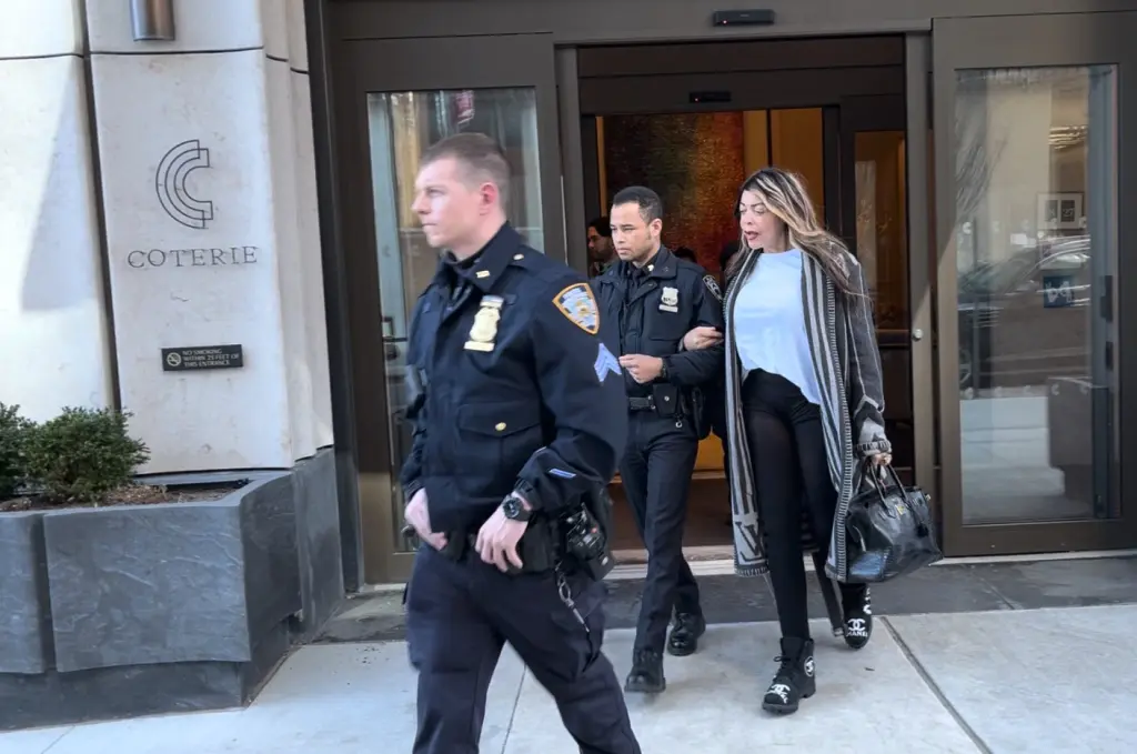 Wendy Williams taken by ambulance after dropping desperate note from NYC window begging for help