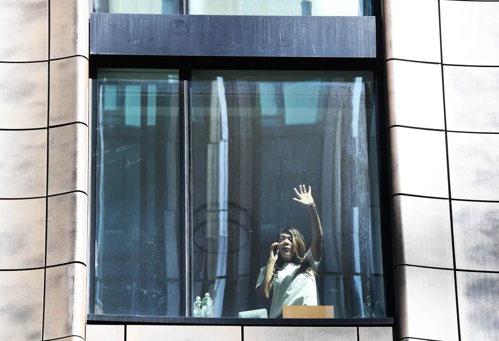 Wendy Williams taken by ambulance after dropping desperate note from NYC window begging for help