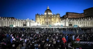 20,000 people form EIGHT-HOUR queues to see Pope Francis’s body and pay last respect 20,000 people form EIGHT-HOUR queues to see Pope Francis's body and pay last respect