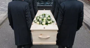 De.ad woman suddenly comes back to life while being taken to her own funeral De.ad woman suddenly comes back to life while being taken to her own funeral