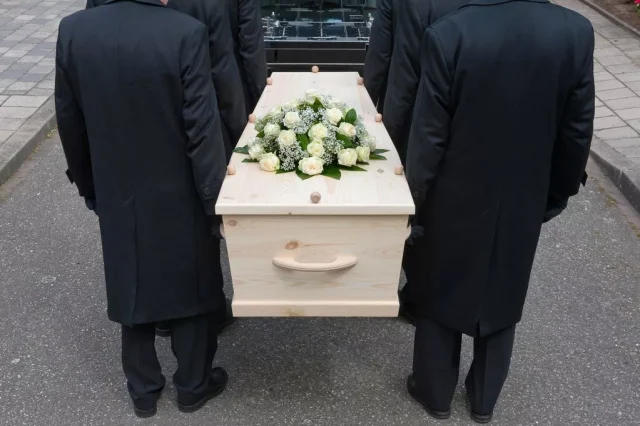 De.ad woman suddenly comes back to life while being taken to her own funeral De.ad woman suddenly comes back to life while being taken to her own funeral