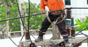 Electrician d!es while working on active power line Electrician d!es while working on active power line