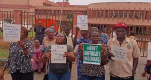 Federal workers shut secretariat in Ibadan Federal workers shut secretariat in Ibadan