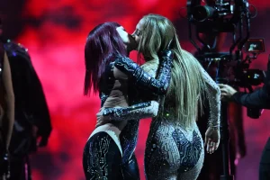 Jennifer Lopez locks lips with backup dancers