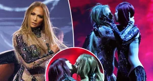 Jennifer Lopez locks lips with backup dancers Jennifer Lopez locks lips with backup dancers