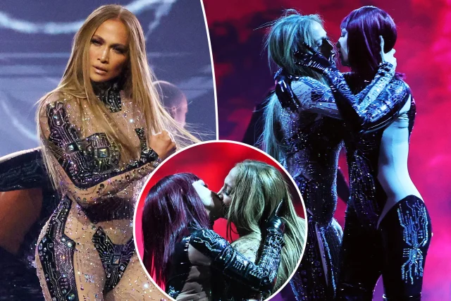 Jennifer Lopez locks lips with backup dancers Jennifer Lopez locks lips with backup dancers