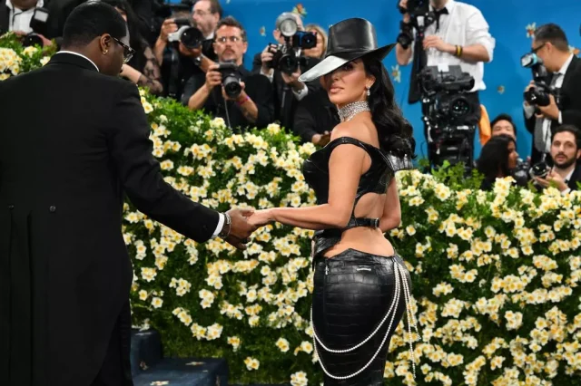 Kim Kardashian reprimands Met Gala security guard Kim Kardashian reprimands Met Gala security guard