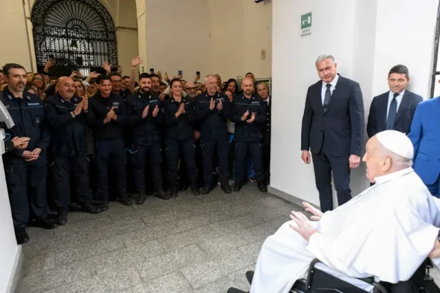 Pope Francis donated €200,000 to prisoners from his personal account before he d!ed Pope Francis donated €200,000 to prisoners from his personal account before he d!ed