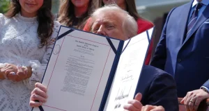 Trump signs bill outlawing ‘revenge p*rn’ Trump signs bill outlawing ‘revenge porn’