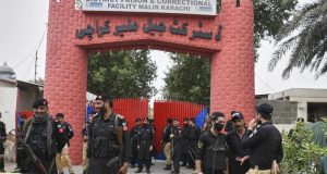 Over 200 inmates escape Pakistani prison after earthquake scare Over 200 inmates escape from Pakistani prison after earthquake scare