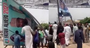 2027: Angry youths destroy Tinubu’s campaign billboard 2027: Angry youths destroy Tinubu’s campaign billboard