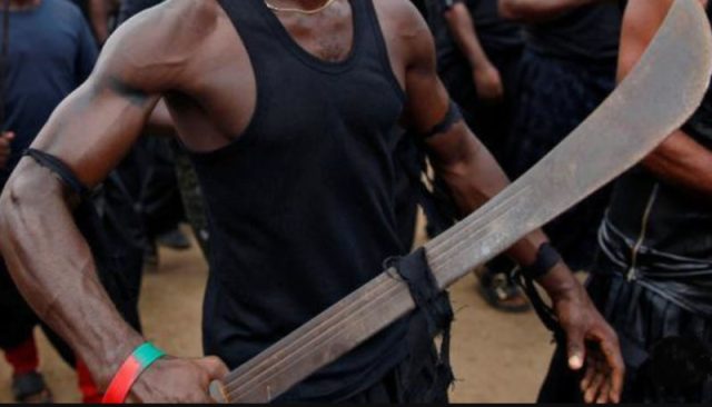 Man flees after k!lling wife with machete Man flees after k!lling wife with machete