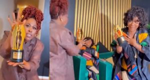 Uche Jombo delivers Chioma Akpotha’s AMVCA award to her in the US Uche Jombo delivers Chioma Akpotha’s AMVCA Best Actress trophy to her