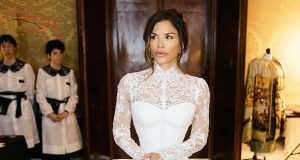 Uncomfortable staff in the background of Lauren Sanchez’s bridal photos go viral Uncomfortable staff in the background of Lauren Sanchez's bridal photos go viral