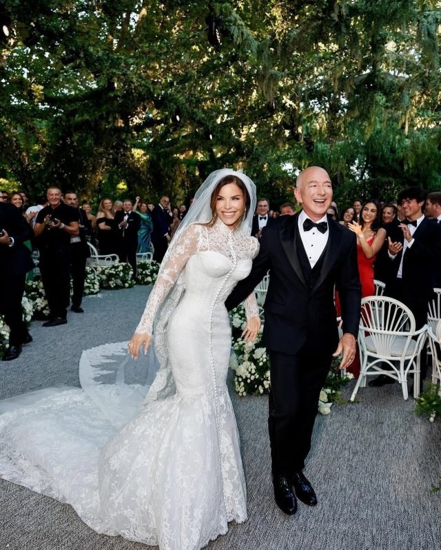 Jeff Bezos marries Lauren Sanchez in Venice