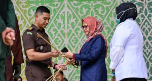 Man and woman flogged over Premarital s3x in Indonesia Man and woman flogged for engaging in Premarital s3x in Indonesia