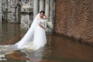 Couple ties knot in FLOODED church