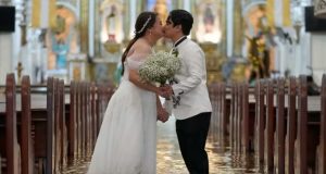 Couple ties knot in FLOODED church Couple ties knot in FLOODED church