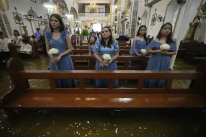 Couple ties knot in FLOODED church