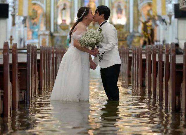 Couple ties knot in FLOODED church