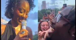 I love older women – Fan tells Tems during concert I love older women - Fan tells Tems during concert