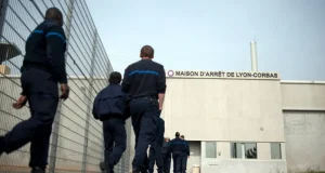 Prisoner escapes in fellow inmate’s bag Prisoner escapes in fellow inmate's bag