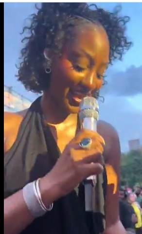 I love older women - Fan tells Tems during concert