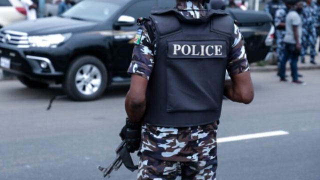 Truck crushes police inspector to de.ath
