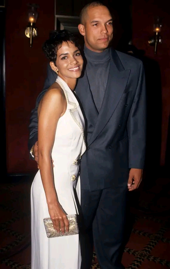 Halle Berry replies to her Ex husband's explanation on their divorce Halle Berry replies to her Ex husband's explanation on their divorce