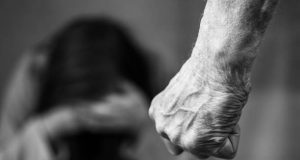 Man beats wife to de.ath Man beats wife to de.ath