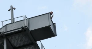 Museum visitor jumps to his de.ath Museum visitor jumps to his de.ath