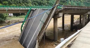 Ten de.ad, 4 missing in China bridge collapse Ten de.ad, 4 missing in China bridge collapse