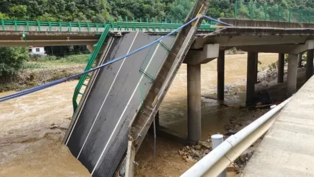 Ten de.ad, 4 missing in China bridge collapse Ten de.ad, 4 missing in China bridge collapse