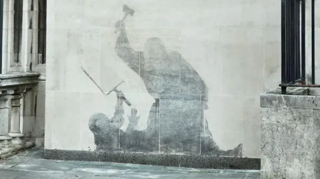 Banksy mural scrubbed from Royal Courts of Justice Banksy mural scrubbed from Royal Courts of Justice