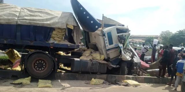 Dangote truck crushes people to d8ath in Enugu Dangote truck crushes people to d8ath in Enugu