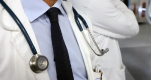 Doctor walks out of surgery to have s3x with nurse Doctor walks out of surgery to have s3x with nurse