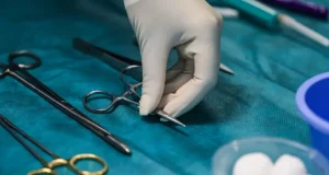 Doctor who left for s3x mid-operation avoids ban Doctor who left for s3x mid-operation avoids ban