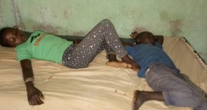Family of five found unconscious, as one d!es