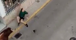 Horrifying moment spectator gored to de.ath by a rampaging bull Horrifying moment spectator gored to de.ath by a rampaging bull