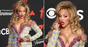 Singer Doja Cat eats ‘lipstick’ on the red carpet at MTV VMAs Singer Doja Cat eats ‘lipstick’ on the red carpet at MTV VMAs