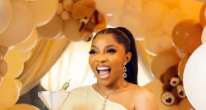 Toke Makinwa writes touching note to God Toke Makinwa writes touching note to God
