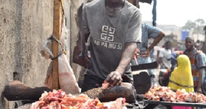 Gvnmen shoot butcher de.ad inside barracks market Gunmen shoot butcher de.ad inside Lagos barracks market