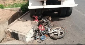 Ondo motorcyclist crushed to de.ath after dropping children in school Ondo motorcyclist crushed to de.ath after dropping children in school