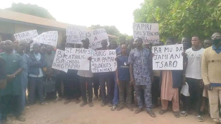 Parents of abducted 300 Niger pupils stage protest 